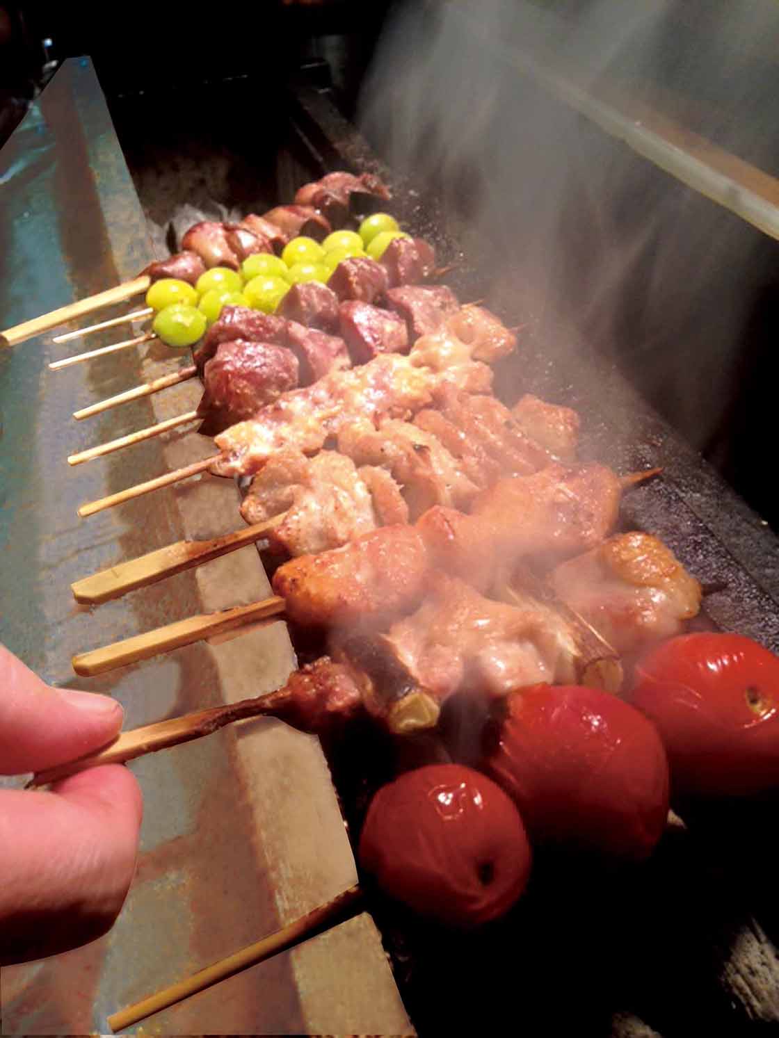 焼鳥を焼いているビジュアル