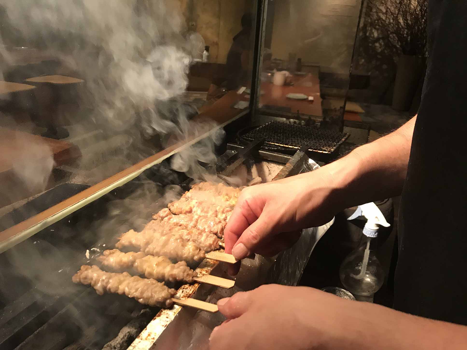 焼鳥を焼いている／メインビジュアル